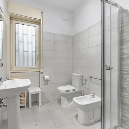 Elegant Urban Oasis: Bright In
