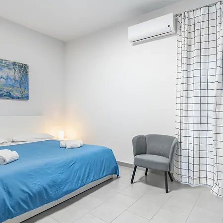 Elegant Urban Oasis: Bright In