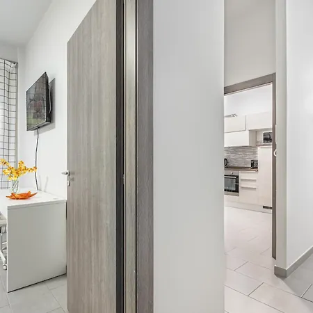 Elegant Urban Oasis: Bright In Apartament *