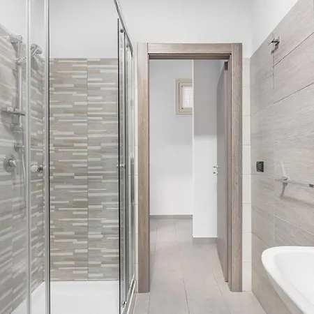 Elegant Urban Oasis: Bright In Apartament